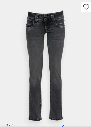 Svarta Pepe jeans  - Jag säljer mina superfina lågmidjade svarta Pepe jeans. De kommer inte till användning och är endast använda fem ggr. Jättefint skicka och passform! 