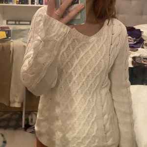 Stickad tröja - Vit stickad tröja från hm. Den är u-ringad och i storlek S. Inte mycket använd 💖