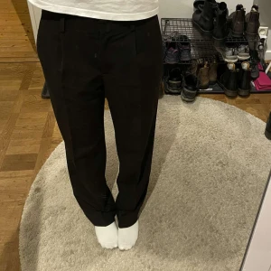 kostymbyxor - Säljer mina midwaist kostym byxor från NAKD då jag inte har någon användning för dom. Jag är 1,66 och dom passar bra i längden på mig💕