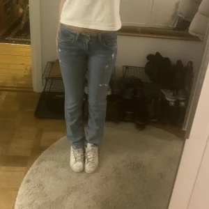 pepe jeans  - Säljer mina blåa pepe jeans ( bara använda en gång ) jag är 1,66cm. 