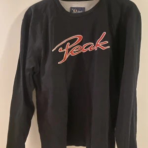 Peak Performance longsleeve - Tja! Säljer nu en vintage longsleeve från Peak Performance. Den är liten i storlek, sitter som en L 