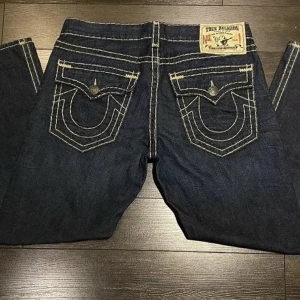 !SÖKER! Fire Trues🤯😂🔥 - Söker Domhär helst bootcut storlek 34 betalar inte mer än typ 1000kr dont come round my shit taxin lmao 😂 söker också vita super t trues med svart stitch men söker också ba fire trues inget stitchless flapless bullshit😂🤘🏻😨🙁🙁🤯🤯🤯