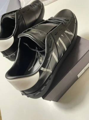 Valentino open VNLT - Vid intresse kom pm