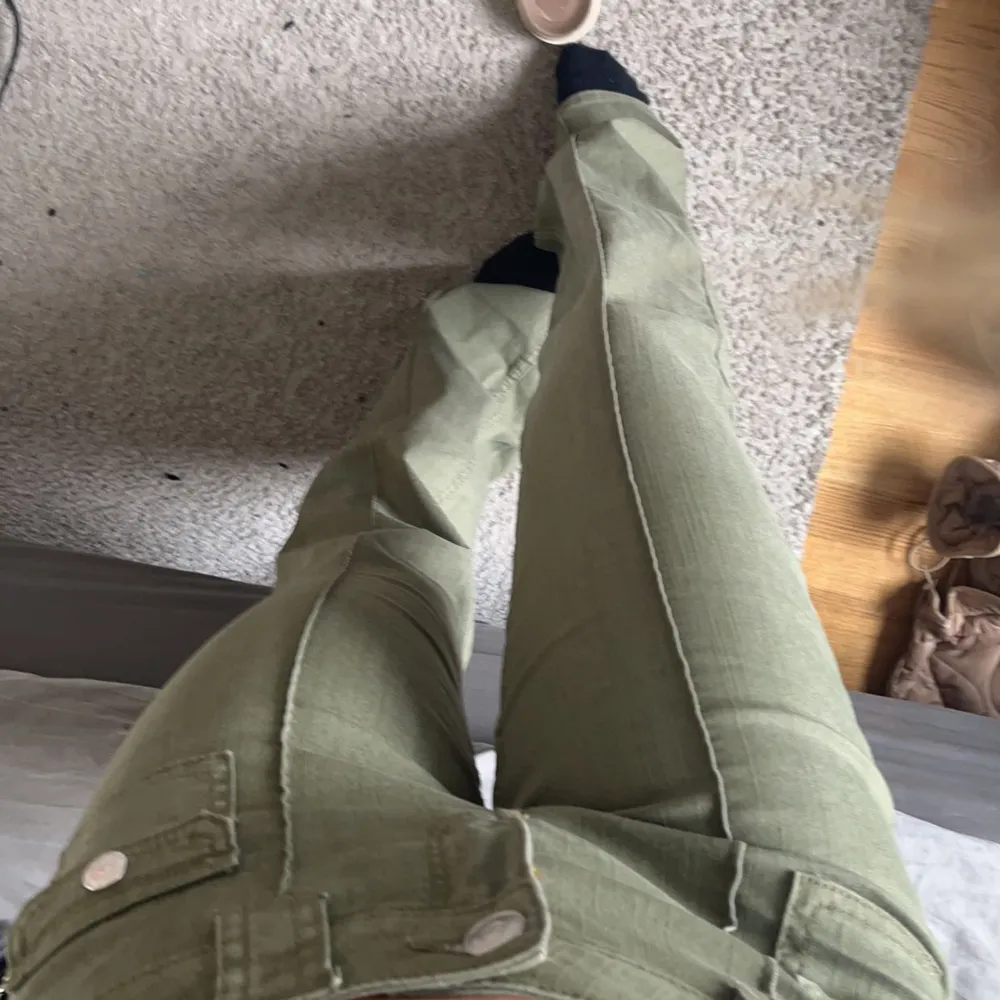 Gröna /kaki jeans , endast använda vid ett tillfälle . Jeans & Byxor.
