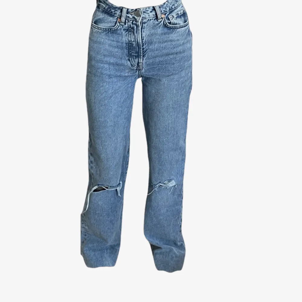 Raka högmidjade jeans från bikbok i storlek 24. Jeans & Byxor.