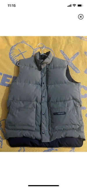 Canada goose vest - 👋🏼säljer min fina ”vintage” canada goose vest 🔺storlek S men passar M också ✅skick är 8/10 🚚fraktar över hela Sverige eller möts i Sthlm 🙋🏻‍♂️ hör av dig vid frågor 💫