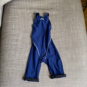 Arena tävlingsbaddräkt  - Fin tävlingsbaddräkt köpt för  1000 kr men säljer den för 500 kr. Använd 1 gång 