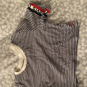 T-shirt Levi’s - Croppad t-shirt från Levi’s