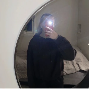 Svart hoodie - En svart hoodie i storlek M från Lager 157💗