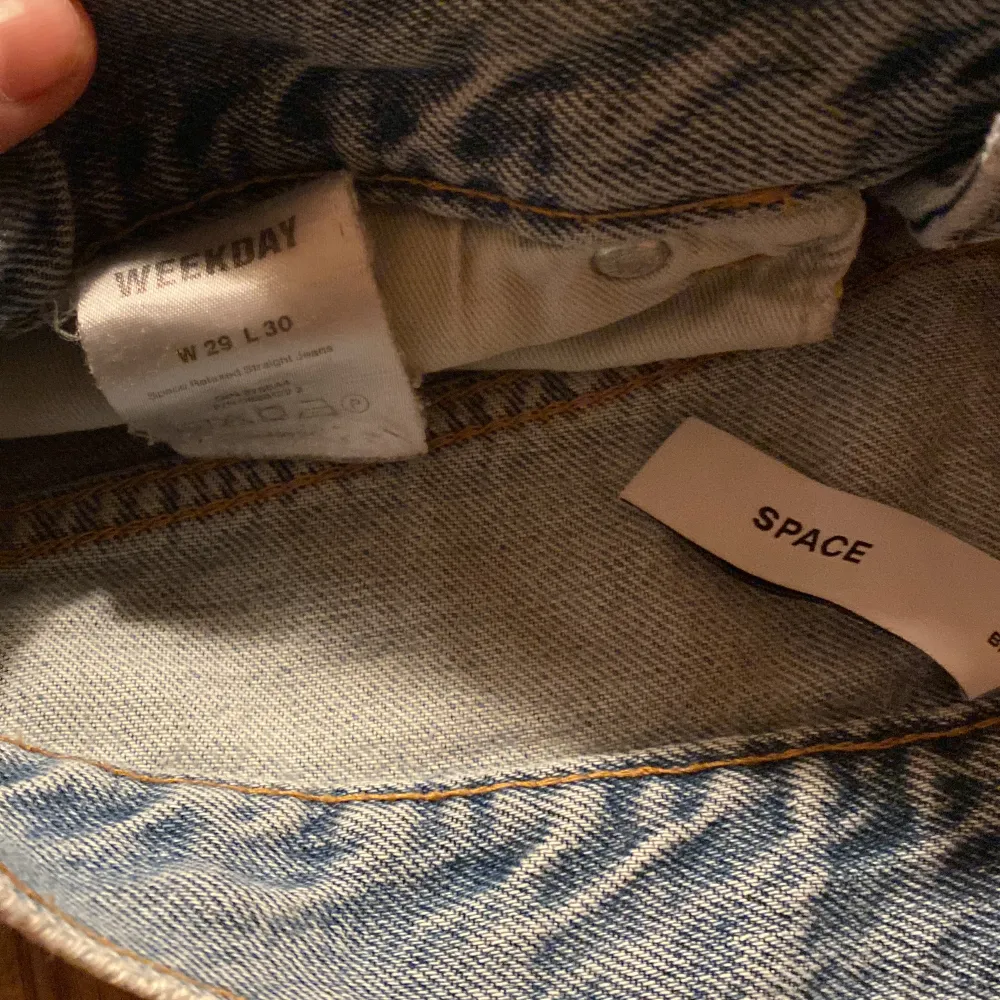 Väl använda weekday jeans i bra skick. Säljer för dem är för små.. Jeans & Byxor.