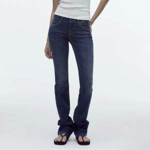 Säljer dessa supersnygga jeans från zara! De är low/mid waisted och aldrig använda (prislappen sitter kvar!). Säljer dem då de är lite för långa på mig som är ca 166. Passar nog någon som är typ 168-171 om man vill att de ska nudda marken (utan skor). 🤩
