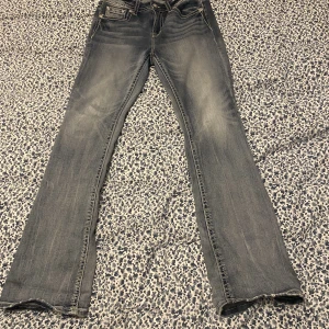 Miss me jeans - Dessa miss me jeans var köpta för ungefär en månad sen men använda väldigt sällan ungefär 3 gånger. Storleken var för stor så jag säljer dem nu!💕Väldigt bra skick med coola fickor!🙌💞(storlek 30)