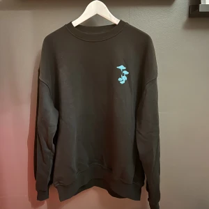 Sweatshirt - Oversized sweatshirt från junkyard i nyskick! Säljes då det inte är min stil. 