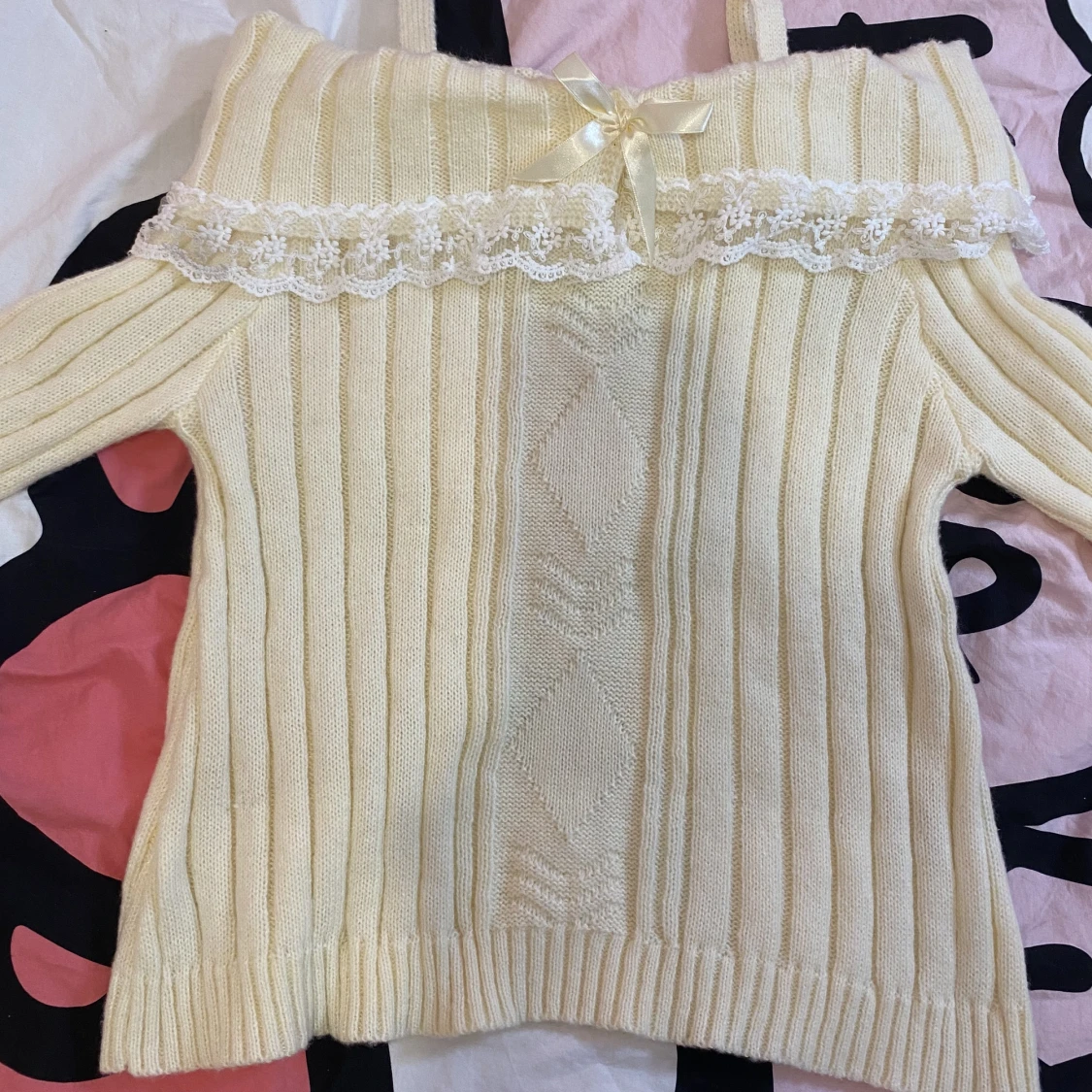 Beige off-shoulder kofta/tröja - 90