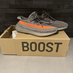Adidas yeezy 350 v2 - Jag säljer detta par skor då de är för små tyvärr. De är storlek 43. De är väldigt sköna. De är använda 2 gånger och är i riktigt bra skick. Kvitto finns. Kom privat för fler bilder. Jag kommer sälja dessa för 2750 men pris kan diskuteras. Frakt ingår ej.