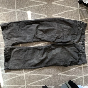 Coola jeans - Fett snygga jeans som tyvärr gått sönder lite mellan benen men blivit lagade🫶🏻