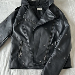 Läderjacka/skinnjacka - Supercoola men kommersande till användning. Fint skick! Köpt på Mango och passar mig som är 173cm:) Det står att det är storlek L men skulle säga att det är en 36:a!