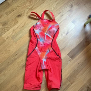 Tävlingsimdräkt  - En riktigt snabb tävlingsimdräkt från speedo. Säljer på grund av att jag har slutat med sporten. Bra skick men fina märker har tyvärr åkt bort, vilket inte gör något så länge du inte tävlar utomlands. 