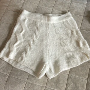 Stickade shorts🤍 - Supersöta stickade shorts, helt oanvända! Storlek 146/152 passar en XS🤍
