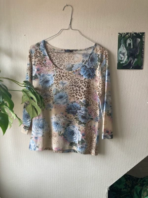 90s/00s topp	 - Snygg mönstrad 90s/00s topp. Både djurmönster och blommönster! Skriv om du önskar fler bilder eller annat pris. Bra skick!