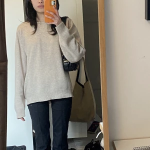Stickad tröja  - Tunn stickad tröja från märket kappa i fint skick och 100% ull! Vintage köpt på humana i Stockholm. Rundad krage, storlek L och sitter oversizedpå mig som är 165 och xs