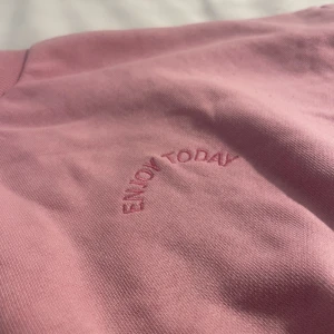  Enjoy today Tröja - Detta är en rosa beskuren tröja från Lindex  som är nu för liten för mig 💕 