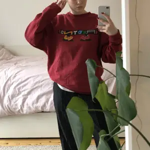 En klarröd sweatshirt med baggy fit från Crooked Tounges. Tryck både fram och bak. Den är som ny, inga defekter alls. Skit snygg men har legat orörd i min garderob ett tag nu. Skriv vid frågor eller för fler bilder!!