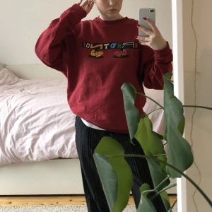 crooked tounges sweatshirt - En klarröd sweatshirt med baggy fit från Crooked Tounges. Tryck både fram och bak. Den är som ny, inga defekter alls. Skit snygg men har legat orörd i min garderob ett tag nu. Skriv vid frågor eller för fler bilder!!