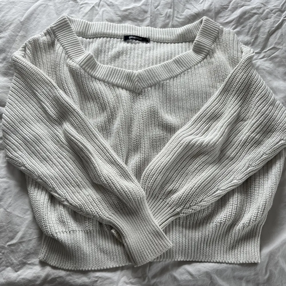 En vit stickad tröja från ginatricot. Inga defekter. Den är väldigt fin då den sitter lite offshoulder. 🥰. Stickat.