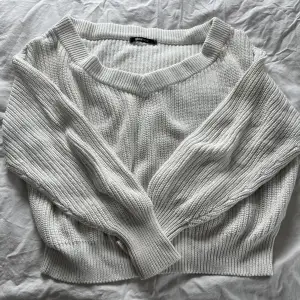 En vit stickad tröja från ginatricot. Inga defekter. Den är väldigt fin då den sitter lite offshoulder. 🥰