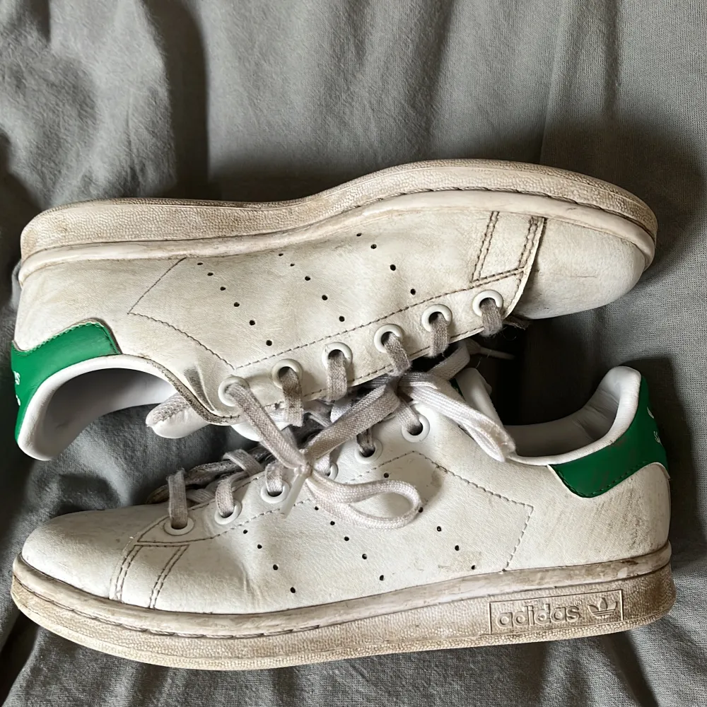 Lite slitna skor från adidas ”stan smith” i storlek 35,5. Gröna detaljer och skickas självklart rengjorda om de blir sålda. 💘Köptes för ca. 500 och säljs för 200, pris kan alltid förhandlas 👍🏻. Skor.