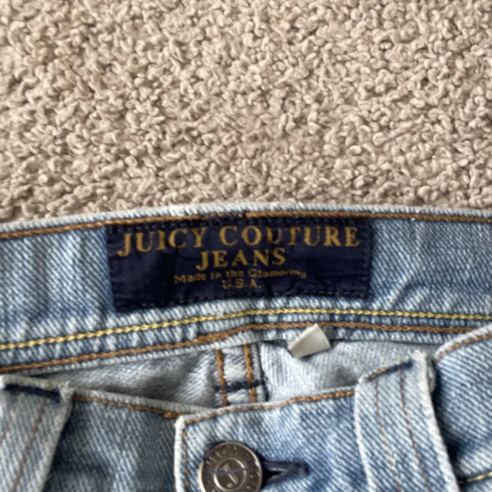 Jättesnygga lågmidjade jeans från juicy couture! Super bra skick, lite slitna där uppe på fickorna (se bild 3). Skulle säga att de är lite mer blå i verkligheten än på bilden! Osäker på storleken men ca 25x30💘  Köp direkt : 360kr + 62kr frakt. Jeans & Byxor.