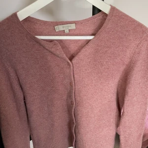 Kofta⭐️ - Jättefin kofta i kashmir❤️‍🔥 i en gammalrosa färg! Så skönt, varmt och stretchigt material! Använd 1 gång så är så gott som ny⭐️ stl S men passar xs och m beroende på hur man vill att den ska sitta! (Pris kan diskuteras)