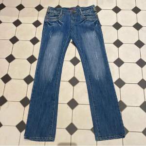 (tagit bilderna från den jag köpte de av) säljer dessa jeans då de är för små för mig. de är i fint skick & midjemåttet tvärs över är 38cm & innerbenslängden är 81cm.