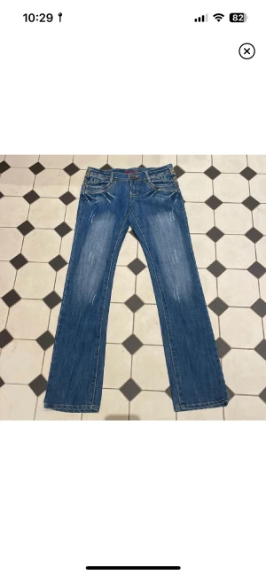 blåa lågmidjade jeans med tryck - (tagit bilderna från den jag köpte de av) säljer dessa jeans då de är för små för mig. de är i fint skick & midjemåttet tvärs över är 38cm & innerbenslängden är 81cm.