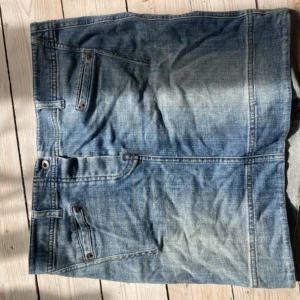Snygg kjol - Rätt kort kjol. Passar på S/M. Armani Jeans. Är inte så skrynklig som på bilden