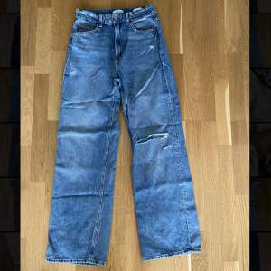 Fina raka jeans med slitning på ena knät och fickan baktill💕 Är ifrån HM och i strl 38. Sparsamt använda😊