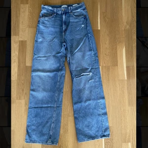 Raka Jeans - Fina raka jeans med slitning på ena knät och fickan baktill💕 Är ifrån HM och i strl 38. Sparsamt använda😊
