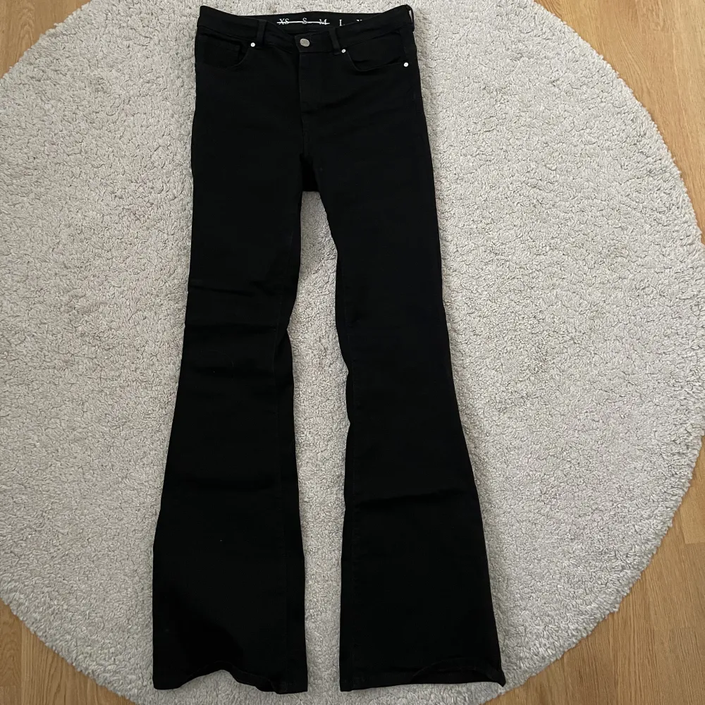 Jeans - Storlek L - Ordinare från Salt - Använda när jag var yngre men nu är de på tok för korta, jag är 184 cm - Köparen betalar för frakt - Inga returer - Betalning via köp direkt . Jeans & Byxor.