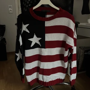 Sweatshirt  - En sweatshirt med usa mönster. Aldrig använd. Bra skick. Tvättas innan den skickas.