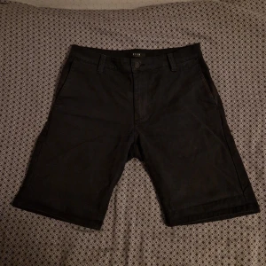 Neuw shorts svarta - Säljer mina riktigt snygga Neuw shorts i storlek 32. Fortfarande i bra skick!
