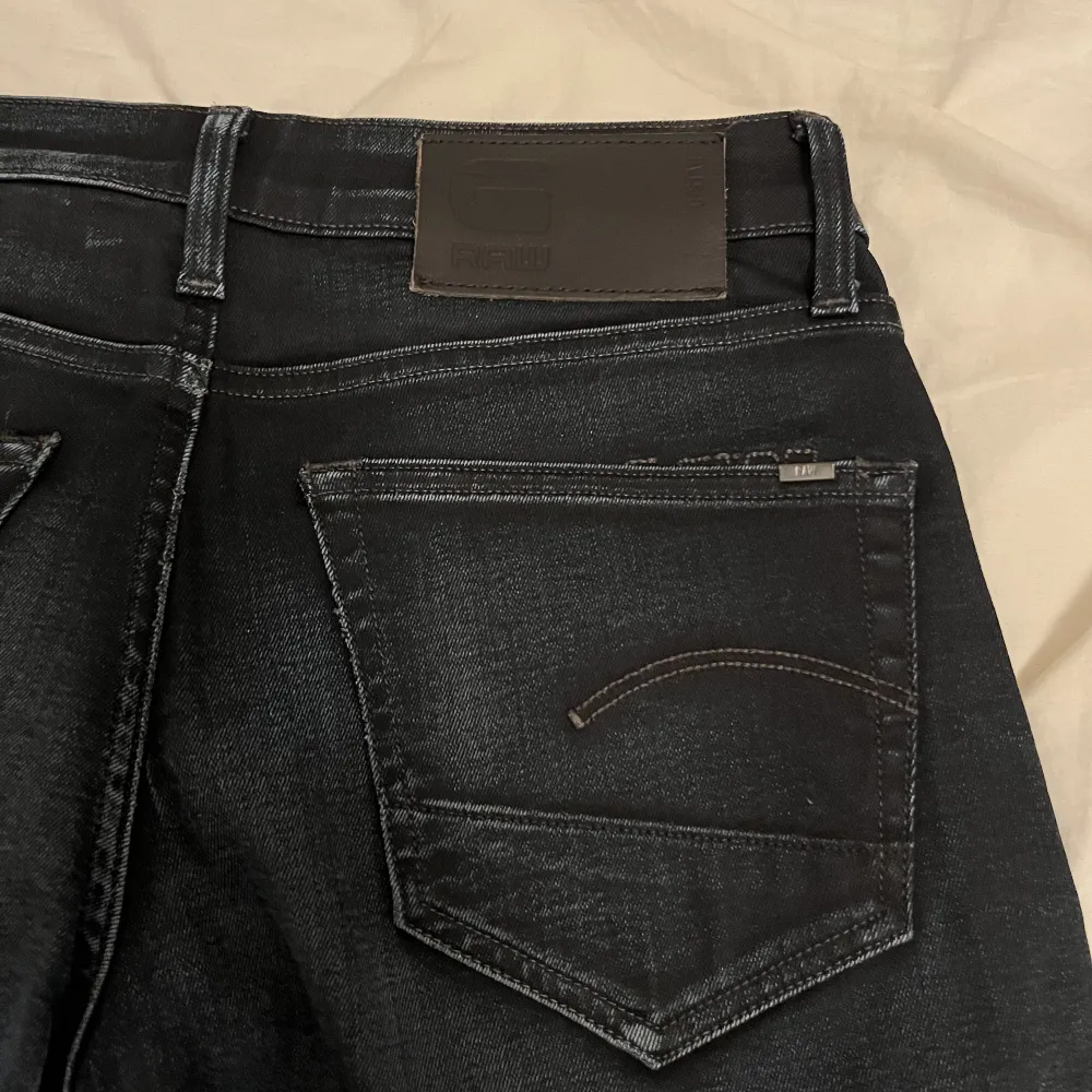 Riktigt snygga G-star jeansu som är slim fit , i storlek W29 L34, skriv vid frågor och pris går att diskutera vid snabb affär . Jeans & Byxor.
