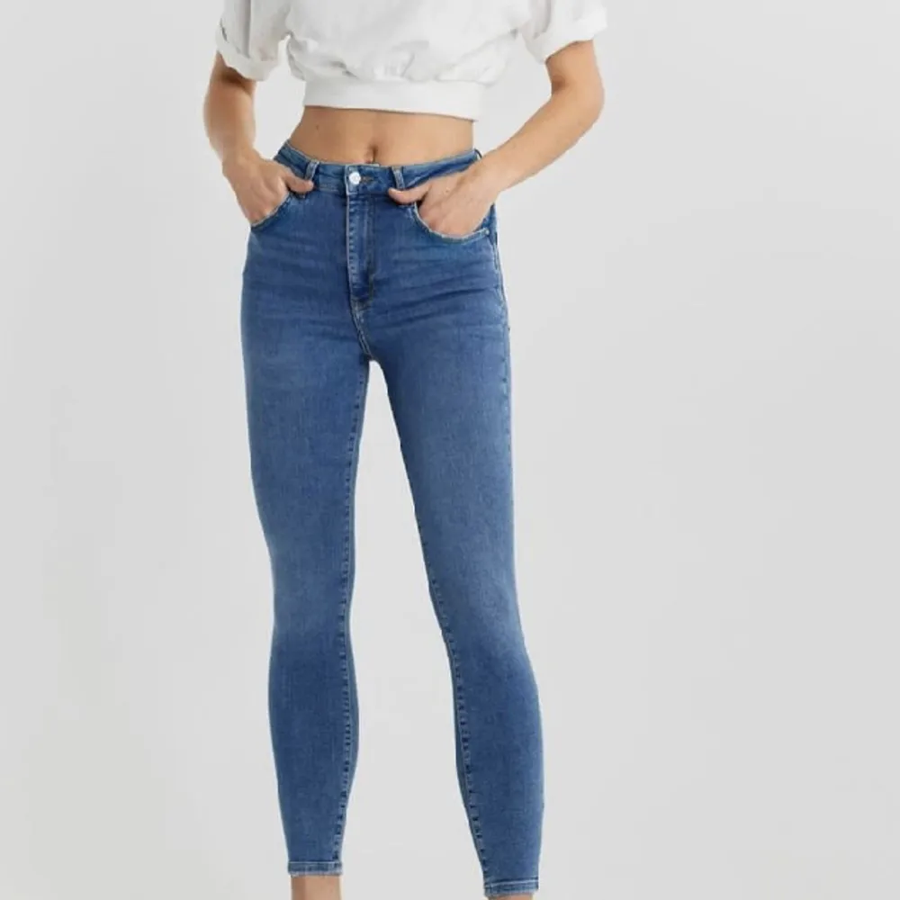 Blåa jeans, något ljusare än på 1a bilden, långa i benen. Jeans & Byxor.