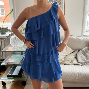 One shoulder klänning!  - Så snygg klänning som liknar den gula från Zara som är så poppis och eftertraktad❤️❤️