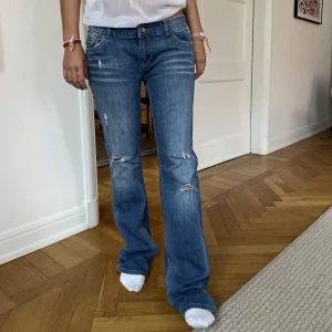 Lågmidjade jeans!🤩 - Lowwaist snygga jeans med lite hål😍 Innerbenslängd 80 Midjemåtten 40