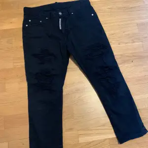 Ett par äkta dsquared2 jeans i storlek 16Y så passar dig om du är 150-165. Köpt på NK för 2lax men säljer för 500 pga ett hål i fickan