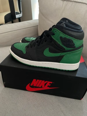 Jordan 1 Pine Green 42.5 - US9, Skick 9/10 Box, ett par extra laces. Passar inte mig längre