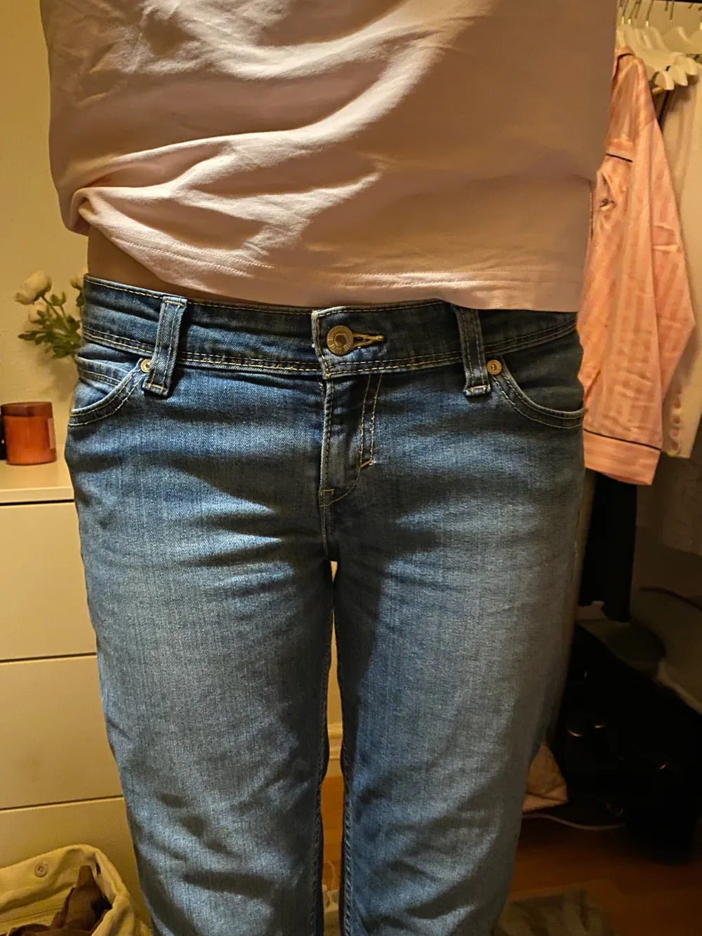 Mammas gamla Lågmidjade jeans, tvättade men har aldrig använt. Typ 32 i längd, jag är ca 172 o de passar. Jeans & Byxor.
