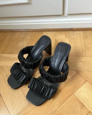 Klackskor  - Klackskor från HM, använda vid ett tillfälle så i fint skick! Stl 38 150kr 