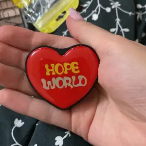En hjärtformad jhope BTS Popsocket med motivet ”Hope World”. Köptes för 120kr. Köparen står för frakten ❤️